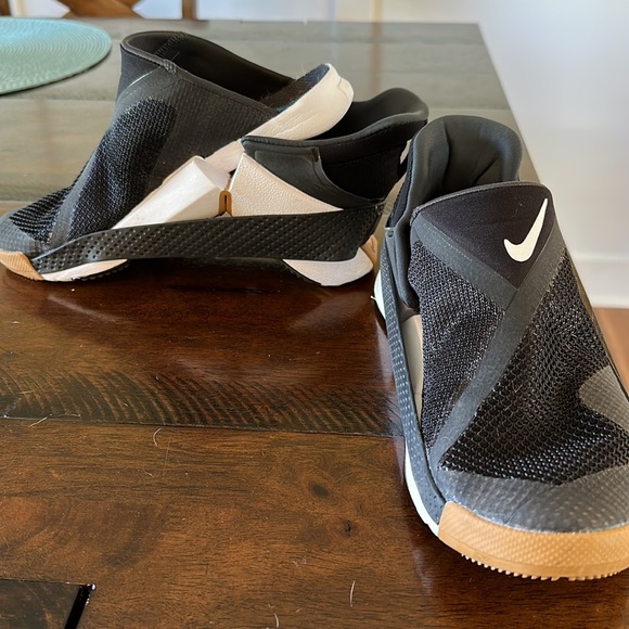 Like new Nike Flyease women’s8/men’s6 black, white & gum colored bottom - Picture 5 of 8